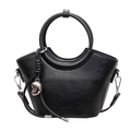 Bolso tipo cubo de cuero negro con dije plateado, asa redonda y grabado NO FILTER - Negro