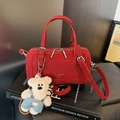 Sac Boston rouge en similicuir avec bandoulière et breloque ourson en peluche - Avec Pendentif / Rouge