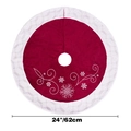 Nahaufnahme der 62cm roten Weihnachtsbaumdecke mit Silberstickerei und weißem Spitzenrand - Durchmesser 62CM / Rot