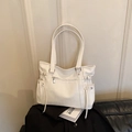 Bolso tote minimalista beige de cuero sintético con cremalleras plateadas y cordones - Blanco