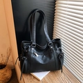 Bolso tote negro grande de cuero suave con bolsillo de cremallera y detalles de remaches - Negro