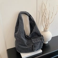 Borsa hobo vintage minimalista in denim grigio scuro con tasca frontale a patta - Nero