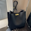 Borsa tote minimalista in pelle nera con chiusura a scatto dorata e tracolla regolabile - Nero