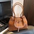 Bolso tote vintage de cuero marrón con hebilla dorada y asas largas para el hombro - Marrón