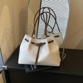 Bolso tote retro grande de cuero PU beige con correas marrones en contraste y hebilla dorada - Blanco