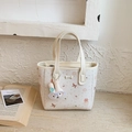 Crèmewitte tote bag met schattige cartoonprints en een hanger in de vorm van een konijn - Met Klein Zakje / Broken Wit