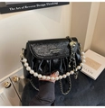 Vista detallada del bolso de charol plisado negro con cadena de perlas blancas asa - Negro