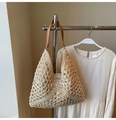 Dettaglio borsa shopper in paglia intrecciata a mano con tracolla in pelle marrone - Bianco Sporco