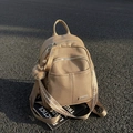 Sac à dos en cuir grainé marron clair avec bretelles tissées et pompon doux - Avec Pendentif / Kaki