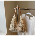 Dettaglio macro della borsa tote beige all'uncinetto con tracolla in pelle marrone - Bianco E Beige