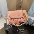 Bolso de hombro rosa plisado con asa de perlas y elegante logotipo dorado - Rosa