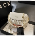 Elegante bolso nube fruncido blanco crema con cadena decorativa de perlas y metal - Blanco