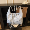Borsa hobo punk vintage celeste con borchie in metallo e tracolla regolabile - Blu