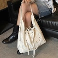 Borsa tote bianca con borchie punk nappine e coulisse in pelle di alta qualità - Bianco