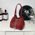 Burgunderfarbene gewebte Eimertasche mit silbernem Kettenzug und Perlenanhängern - Rot