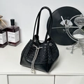 Schwarze gewebte Beuteltasche mit Lederboden und eleganter Perlenkette als Kordelzug - Schwarz