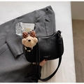 Détail du sac hobo noir avec pendentif ours en peluche et bandoulière à nœuds - Noir avec pendentif