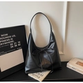 Détail d'un sac hobo en similicuir noir avec un nœud décoratif et une texture souple - Noir