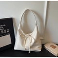 Détail du sac hobo avec cordon à nœud décoratif et logo embossé sur cuir mat de haute qualité - Blanc Cassé