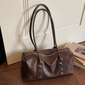 Bolso tote cilíndrico de cuero marrón oscuro con remaches y textura vintage - Marrón