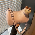 Sac d'épaule demi-lune rose pâle en similicuir mat avec un petit pendentif ours - Rose avec pendentif