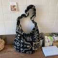 Detalle del patrón de cachemira blanco y negro en el bolso de hombro de felpa suave - Jacquard Paisley (Negro) / Negro