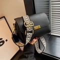 Zwarte crossbodytas met litchi-nerf en een kleurrijke geometrische geweven brede riem - Zwart