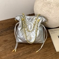 Silberne gesteppte Beuteltasche in Metallic-Optik mit goldener Kette und Kordelzug - Silber