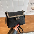Minimalistische schwarze matte Umhängetasche mit großen silbernen Metallkugelverschlüssen - Schwarz