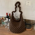 Bolso tote de peluche marrón con lunares blancos, asa festoneada y correa de cadena plateada - Patrón de Lunares (Café) / Marrón