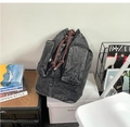 Zaino vintage in denim grigio slavato con coulisse e due tasche anteriori zip - Nero
