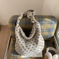Bolso hobo de sherpa crema con estrellas azules mostrado en un acogedor entorno interior - Patrón de Estrella (Azul Beige) / Azul Beige