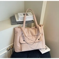 Detalle del bolso tote grande rosa claro con bolsillo frontal y botones redondos - Rosa