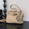 Beige lychee leather shoulder bag with silver twist lock and horse charm detail - With Charm / Apricot