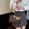 Dark brown lychee leather handbag with silver lock and a beige horse-shaped charm - With Charm / Brown