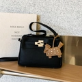 Bolso de mano negro en cuero lichi con cierre dorado y colgante de caballo tachonado - Con Colgante / Negro