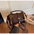 Dettaglio borsa vintage marrone con perline di legno colorate e fibbia d'oro - Marrone