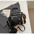Détail du sac vintage noir en cuir PU texturé avec pendentif en perles colorées - Noir