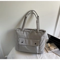 Bolso tote gris minimalista acolchado para mujer con bolsillos grandes frontales con solapa - Gris