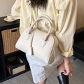 Borsa a mano Boston in pelle litchi bianco crema con tracolla e dettagli in argento - Bianco avorio