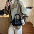 Mattschwarze Leder-Eimertasche mit süßem Bärenanhänger und verstellbarem Schultergurt - Schwarz