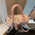 Sac Boston à carreaux roses avec breloque nœud en perles et bandoulière - Rose avec pendentif