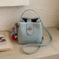 Bolso tipo cubo azul claro en cuero sintético con asa y colgante de oso para diario - Azul con Colgante