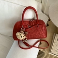 Borsa Boston vintage bordeaux smerigliata con ciondolo a forma di orso - Rosso con Pendente
