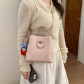 Bolso saco rosa de cuero granulado con asa superior, cierre y colgante de oso - Rosa con colgante