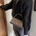 Bolso bandolera gris oscuro con asa anudada y cierre metálico dorado vintage - Marrón