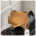Détail du sac seau beige grainé avec ferrures dorées et large bandoulière souple - Kaki