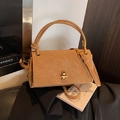 Bolso bandolera de ante camel con cierre giratorio dorado y asa redondeada - Marrón