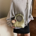 Hellgrüne Tasche mit Falten Griff und Bärenanhänger an einem Modell präsentiert - Grün (Mit Anhänger)