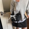 Mini sac seau noir avec nœud en dentelle blanche et breloque cœur perlé - Noir Avec Pendentif
